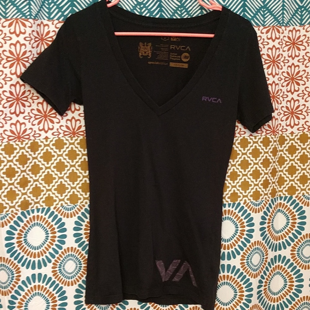 ✨RVCA V neck tee ✨